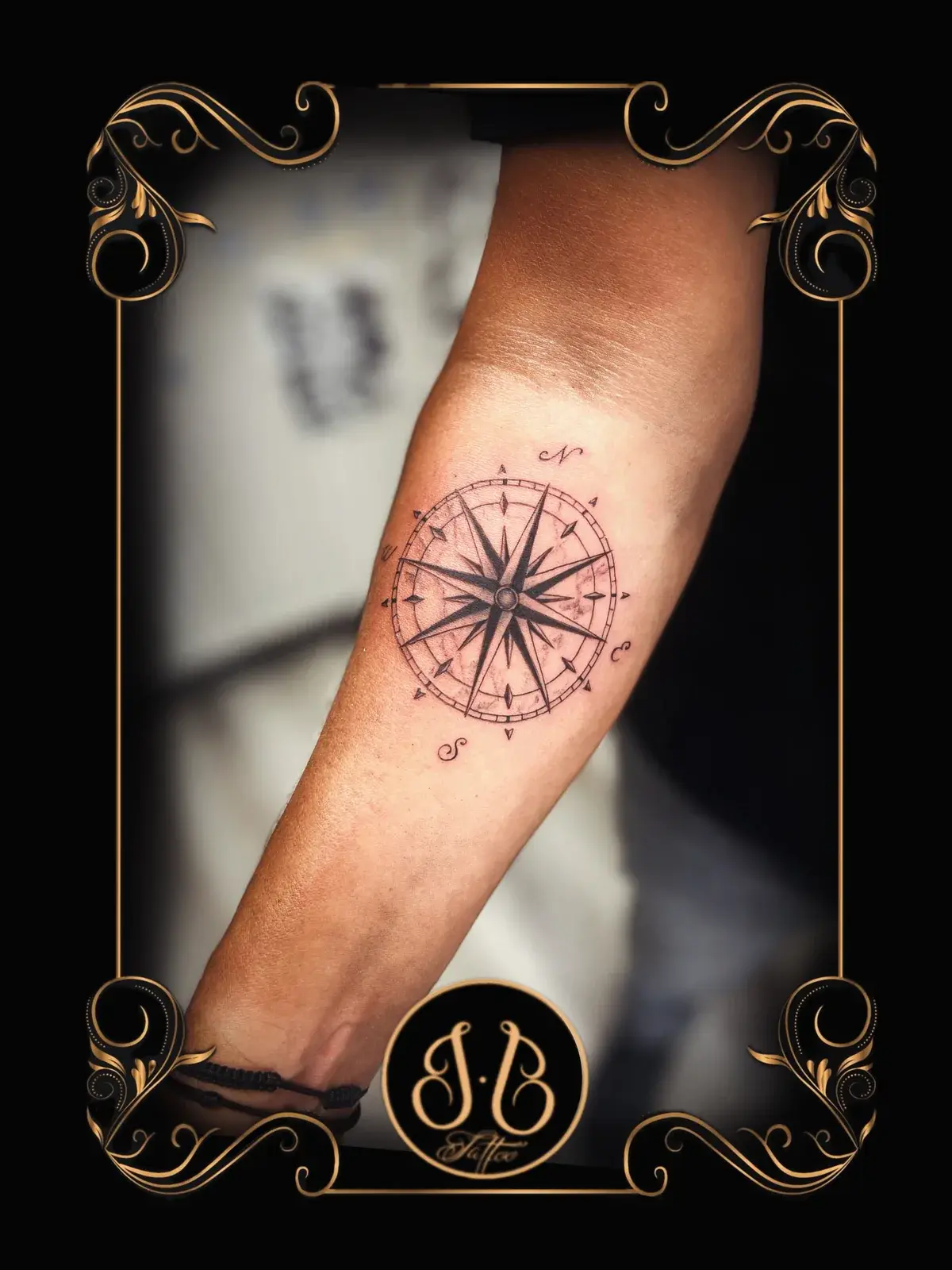 Tatouage rose des vents sur l'avant-bras, réalisé chez Ino-Ink à Gometz-la-Ville (91)