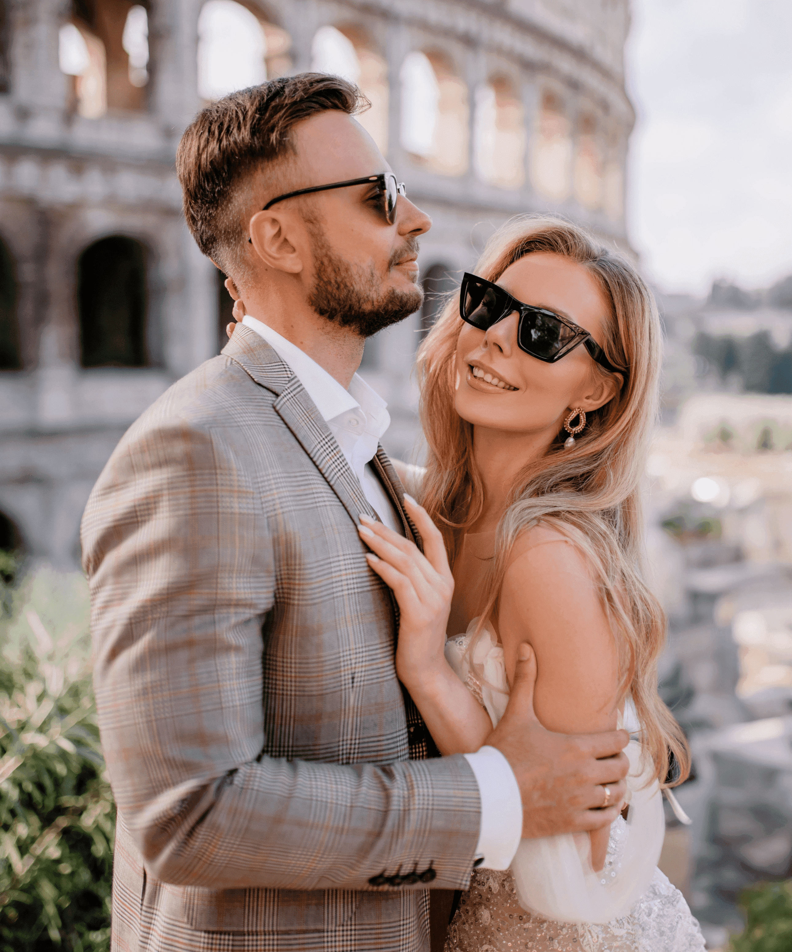 Ślubne zdjęcie pary młodej na tle Kolozeum w Rzymie 