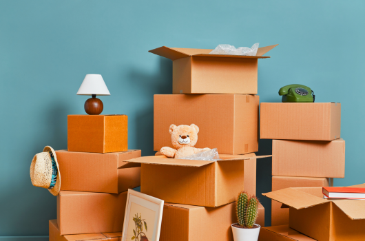 Kancelária so zamestnancami pred upratovaním