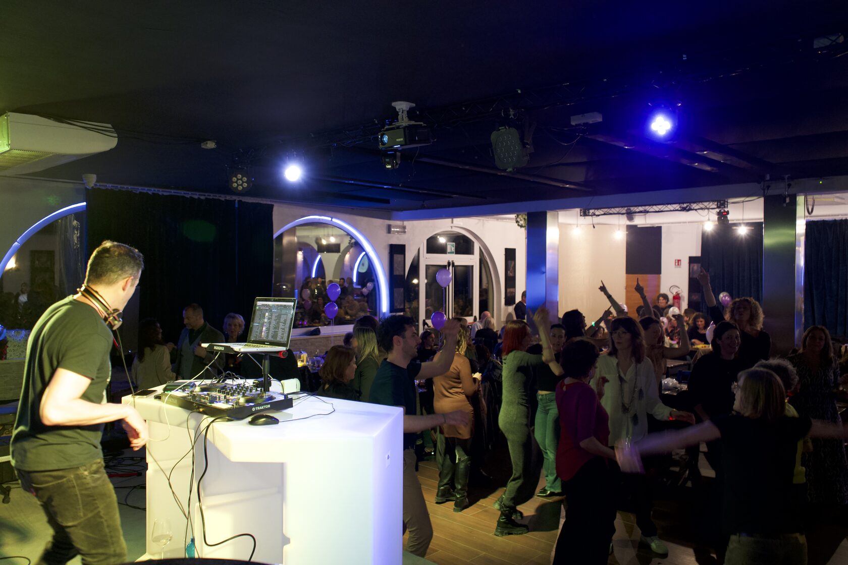 DJ set e persone che ballano al Jazzamore di Cesena