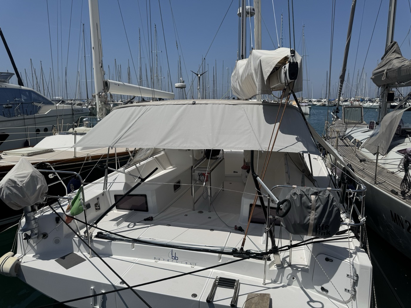 Tendalino bianco sul pozzetto di una barca a vela