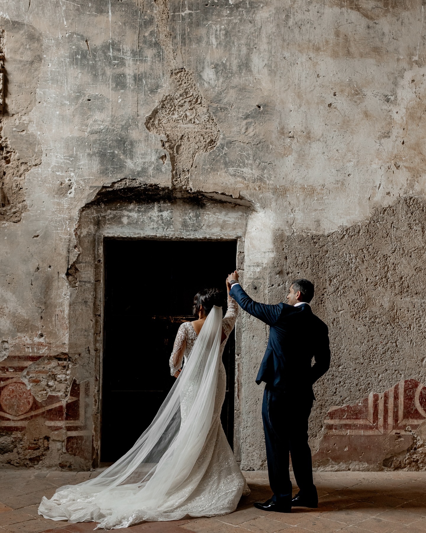 Bride and groom at an intimate boutique wedding in Ciudad de México