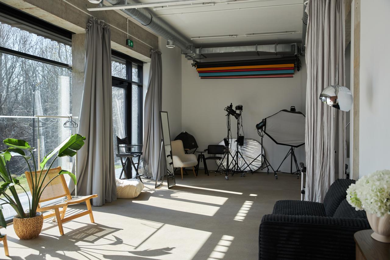 Sala Cyklorama 75 m² w KARIROOM — bezcieniowe przejście ściana–podłoga