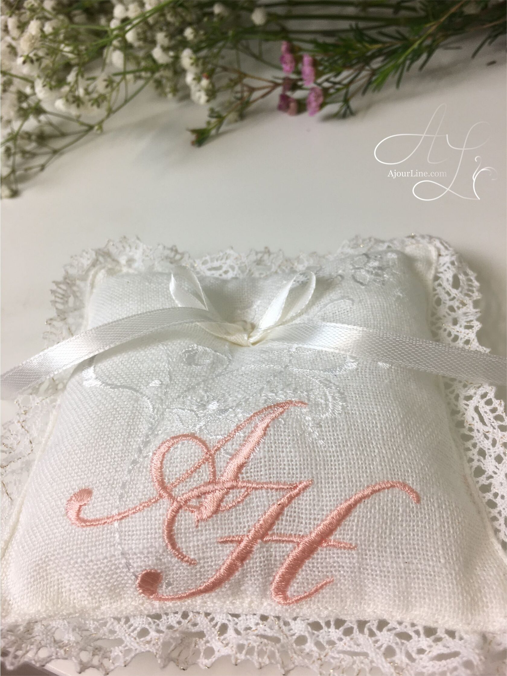kāzu aksesuāri ar individuālu kāzu ģerboni, iniciāļiem un kāzu datumu — grezns un elegants akcents dāvanai jaunlaulātajiem. Personalizēta izšūšana Rīgā, Latvijā. Papildiniet kāzas dāvanu ar unikālu izšuvumu. Piegāde visā pasaulē.