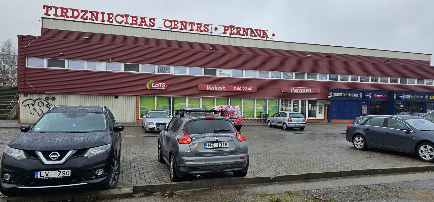 TC Pērnava fasāde un autostāvvieta Pērnavas ielā 4, Jelgavā