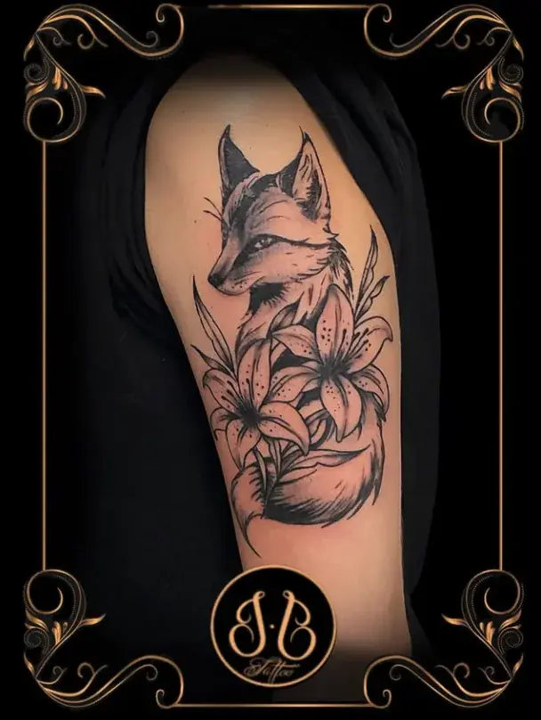 Tatouage réaliste renard et fleurs de lys sur le bras, réalisé par Sébastien chez Ino-Ink en Essonne