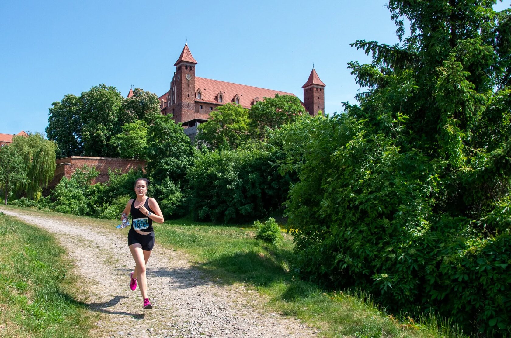 Zawodniczka na trasie pod zamkiem w Gniewie