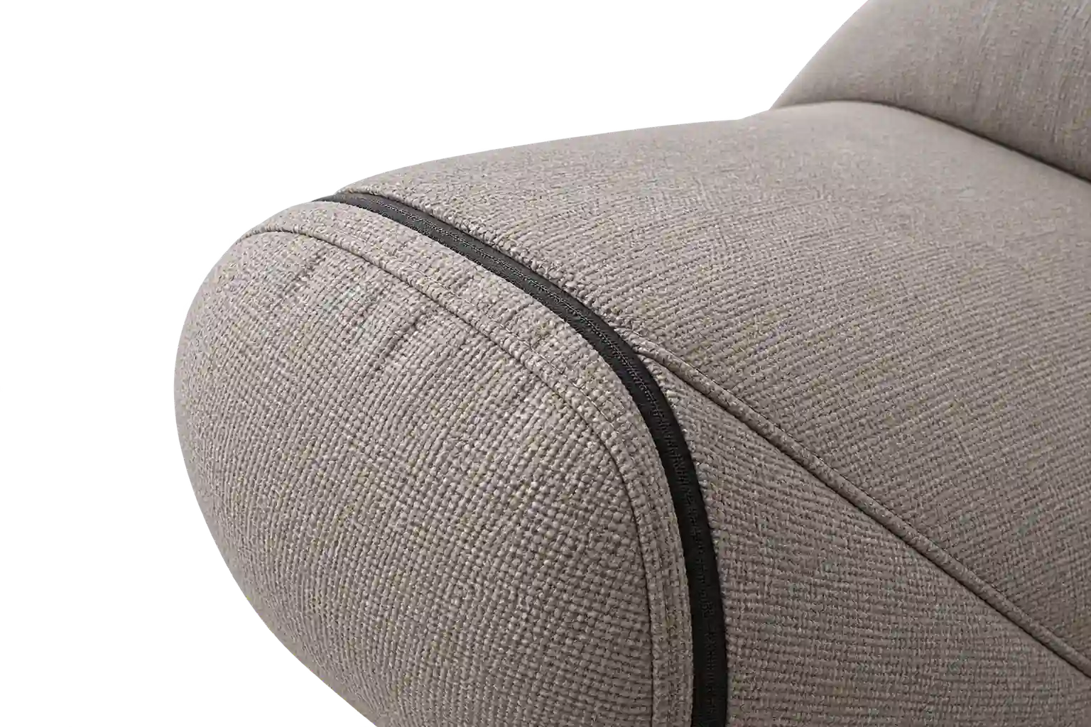Detailaufnahme zweier miteinander verbundener Polstermodule eines beigen Ecksofas mit deutlich sichtbarer dunkler Naht an der Verbindungsstelle. In diesen Spalten sammelt sich Staub, der beim normalen Absaugen tiefer rutscht &ndash; Shikardos Reinigung reinigt ein Ecksofa in Frankfurt deshalb Modul f&uuml;r Modul.