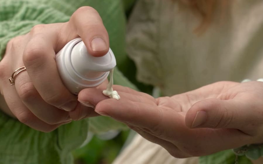 Чесна норма крему SPF-50 — пів чайної ложки на лице й шию