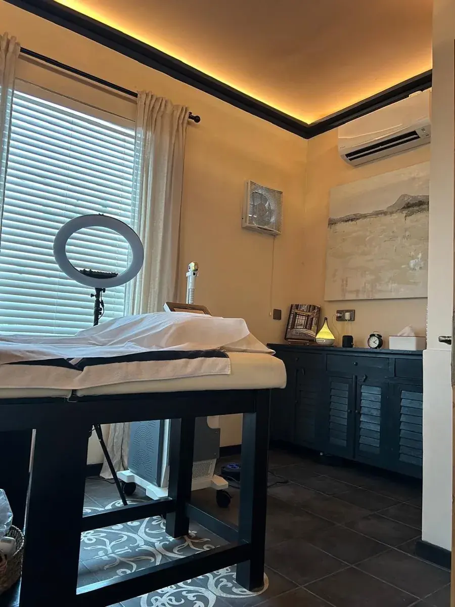Kursi perawatan dan ring light di studio laser The Silk Road, Seminyak