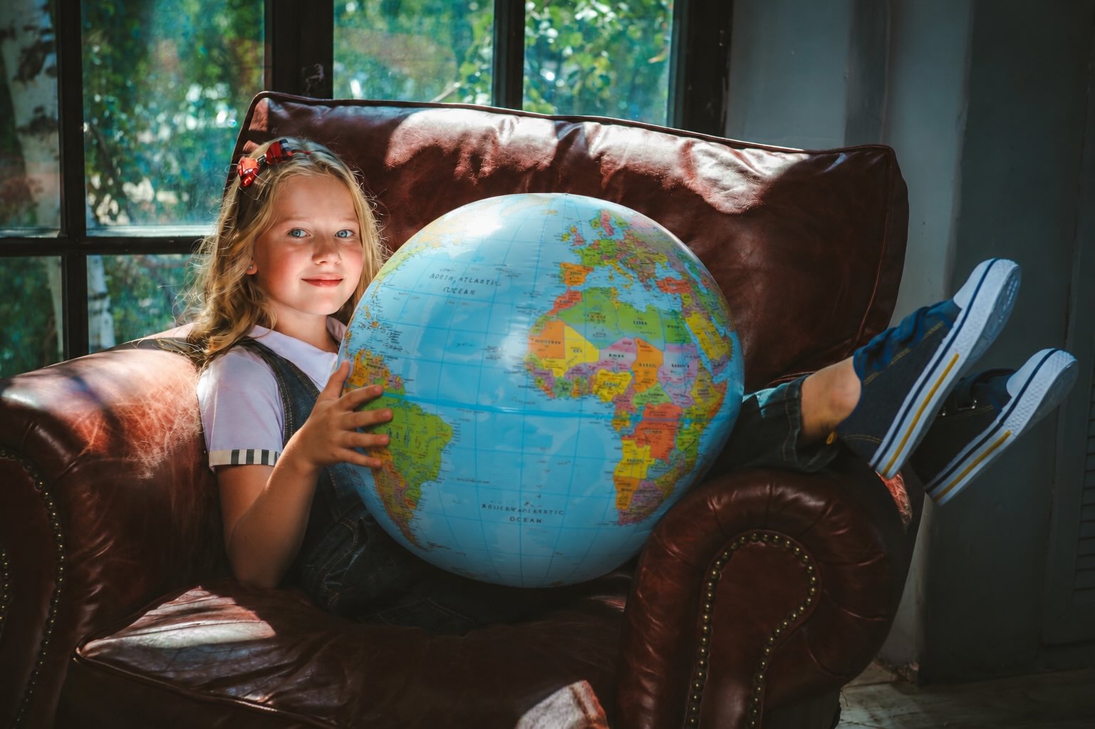 Mapa świata symbolizująca globalny zasięg AMAkids w 21 krajach
