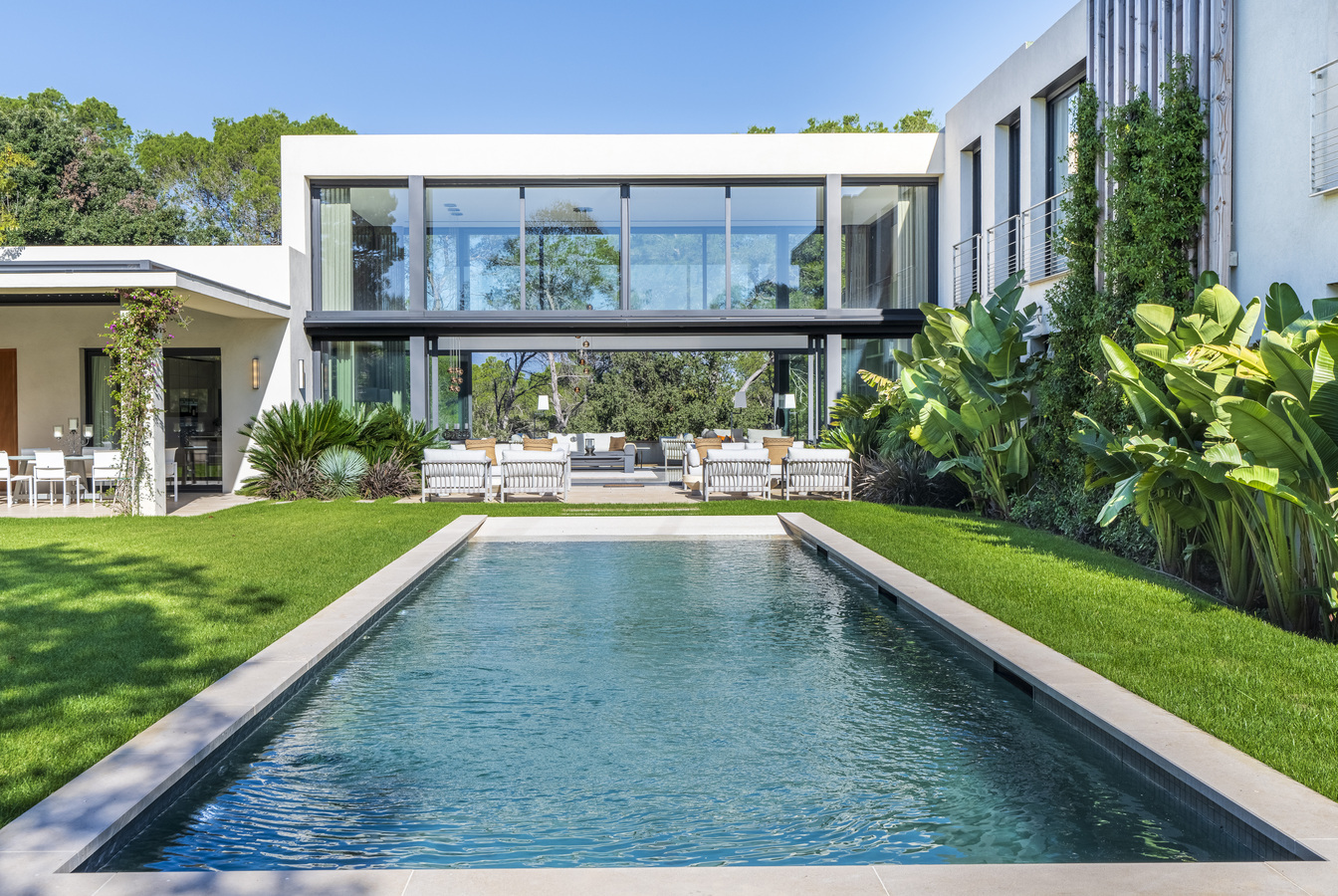 Contemporary villa with a pool on the French Riviera