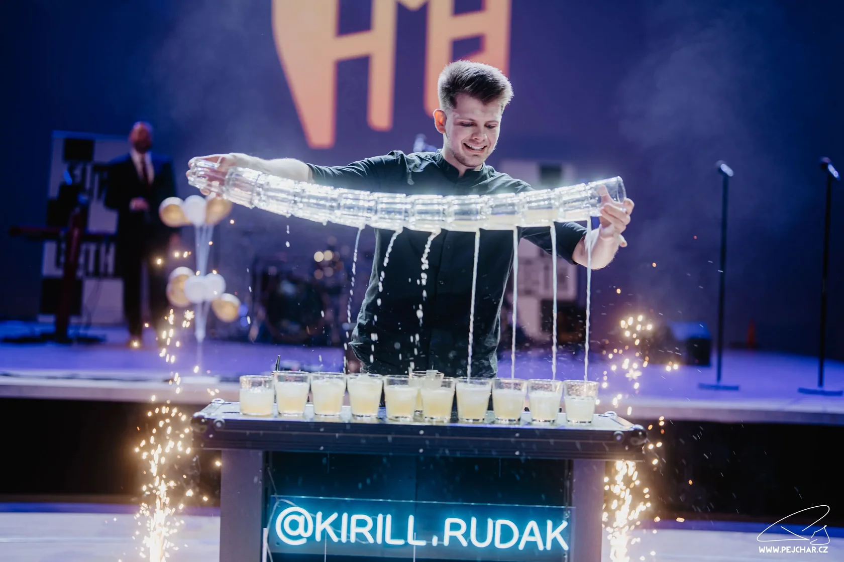 Barmanská show na svatbě fire efekty - profesionální barman performance