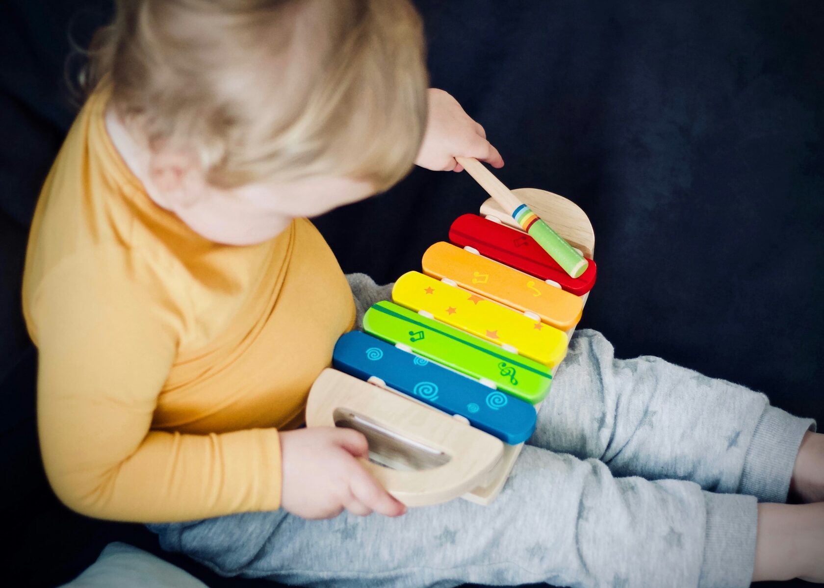 Kinder beim kreativen Musiklernen