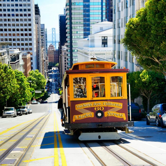Trolley car. Cable cars in san francisco. Трамвай в сан-франциско. Cable car in san francisco. Канатный трамвай сан-франциско.