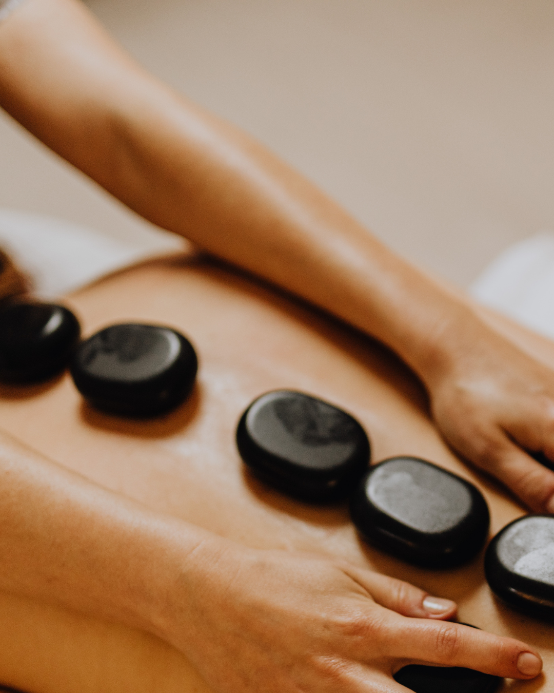 Pierres chaudes posées le long du dos pendant le massage