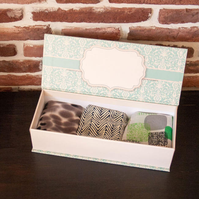 Стилен подарък за жена - кутия с 3 дамски шала. 