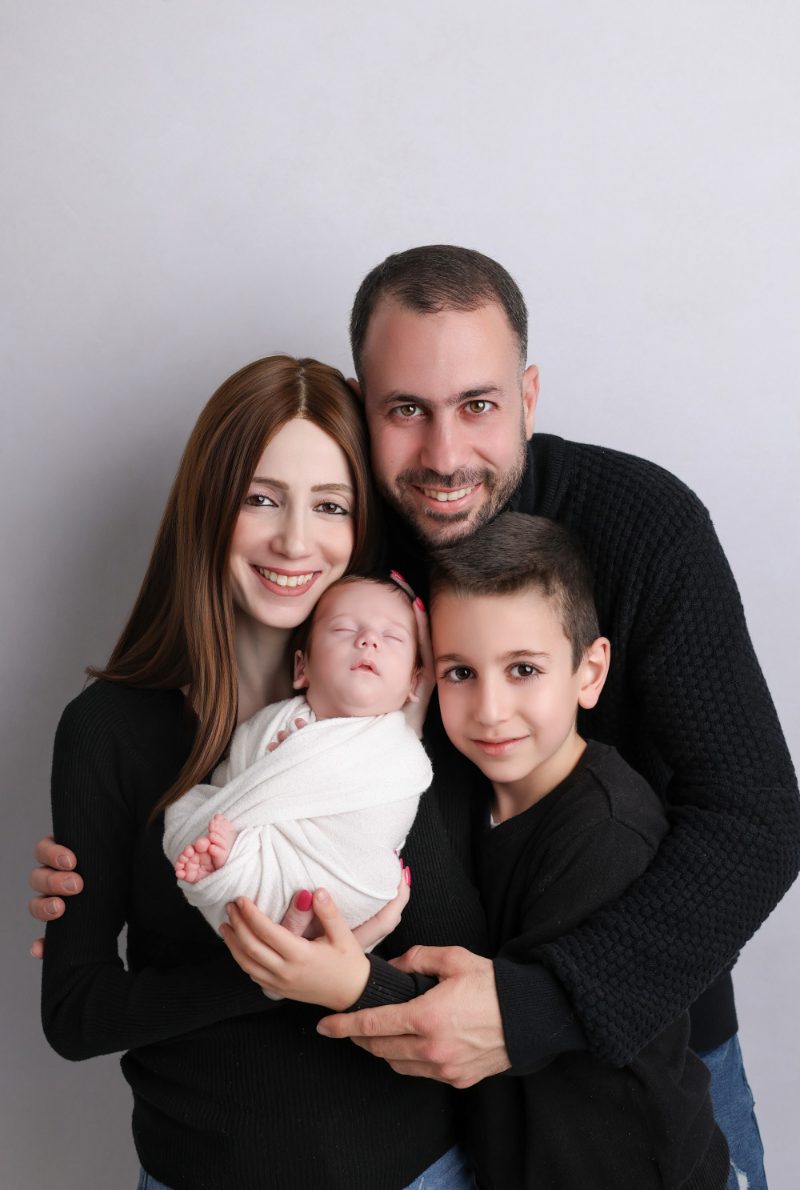 צילום משפחה בצפון — הורים, אח גדול ותינוק
