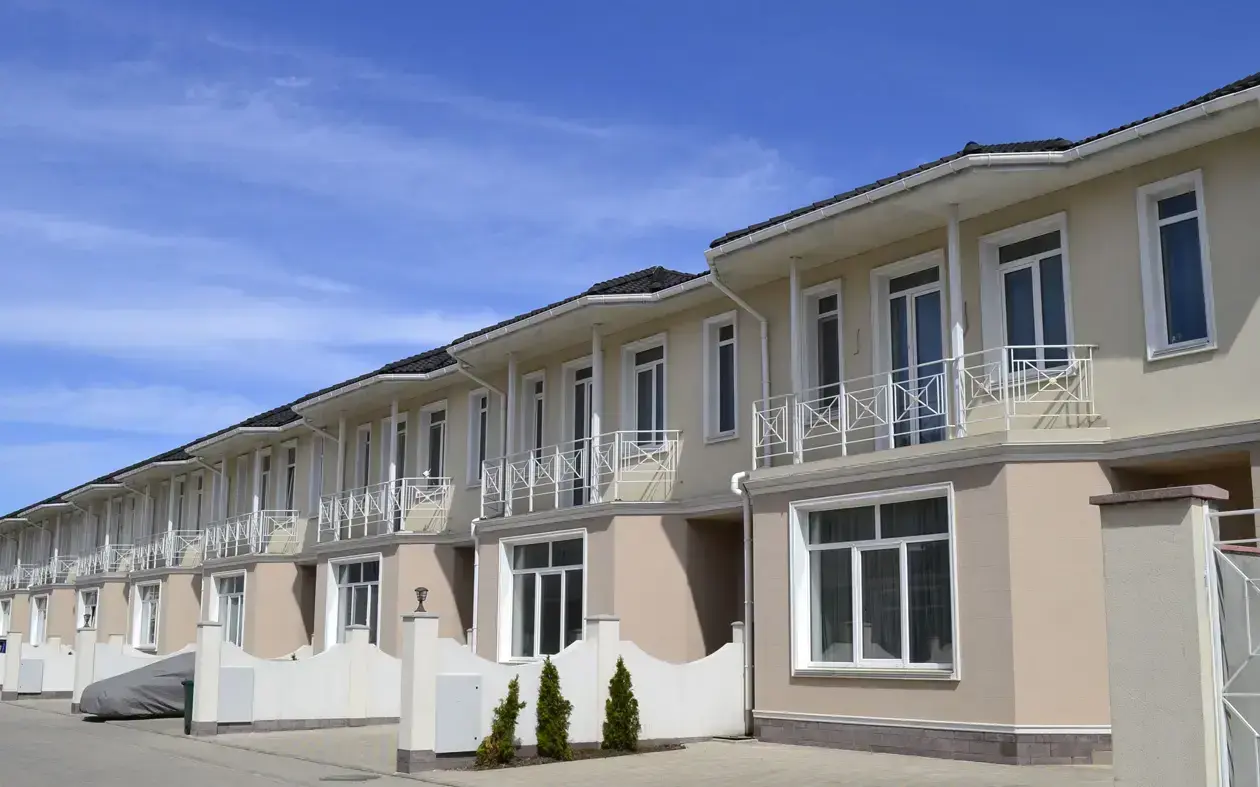 КГ Дайберг — фасад дома в коттеджном городке рядом с Одессой