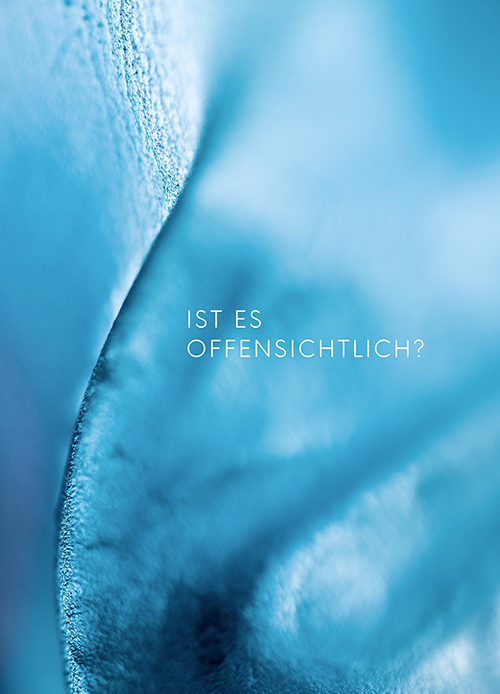 Q no A Postkarte mit blauem Gummibärchen – Fotokunst mit Reflexionsfrage