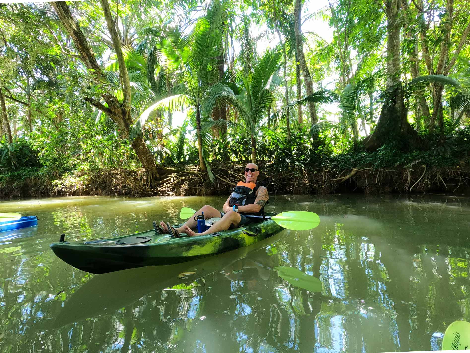 Kayakista remando por los manglares de Isla Damas