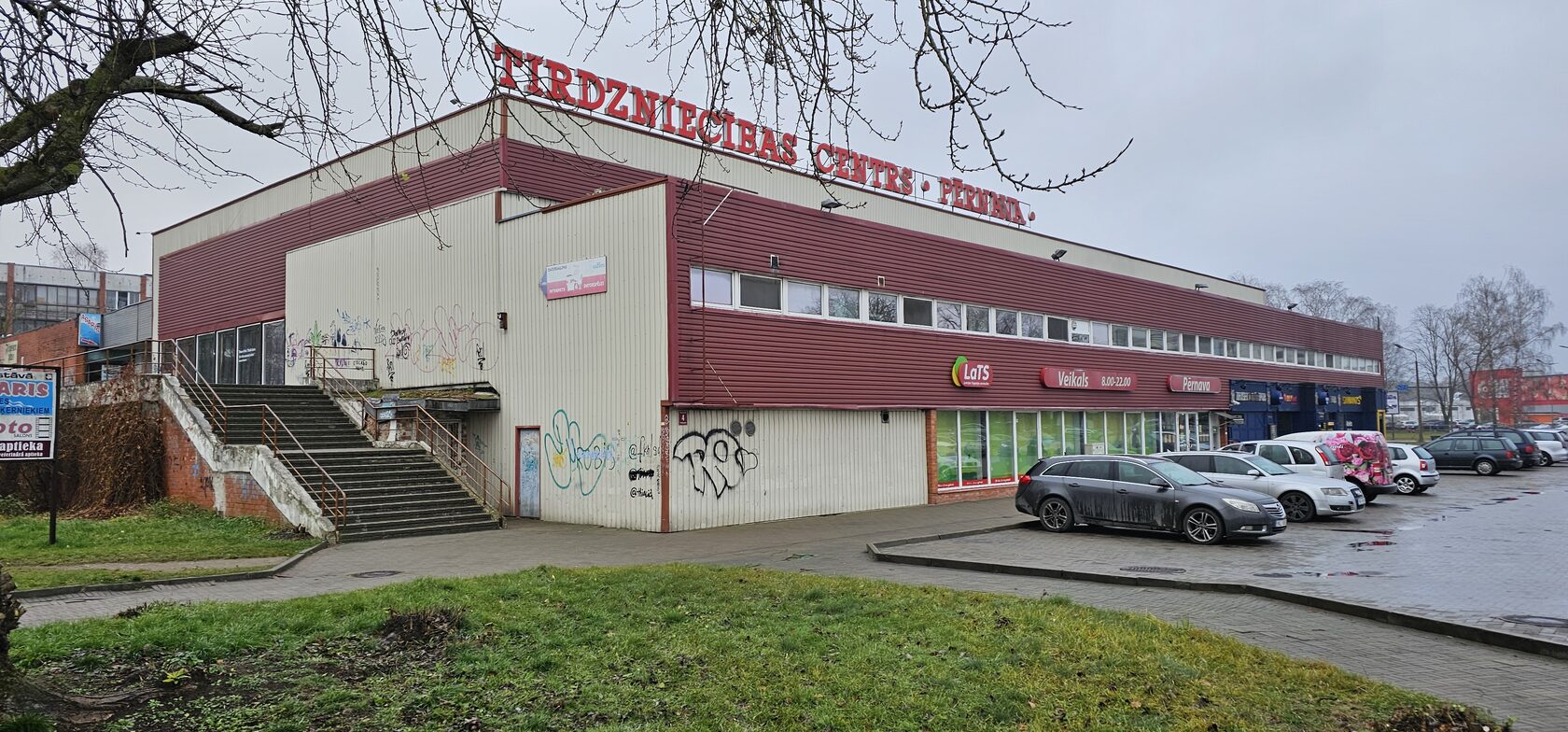 TC Pērnava sānu fasāde un piegādes piekļuve