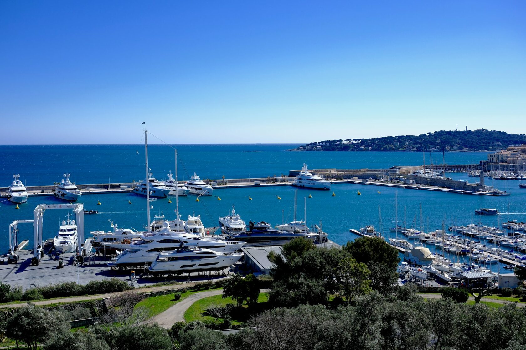 Antibes Group Apartment