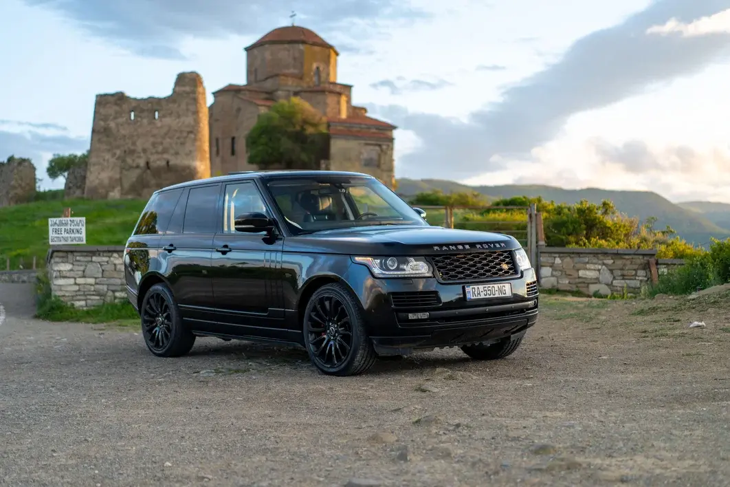 Range Rover CabrioGE у монастыря Джвари в Грузии