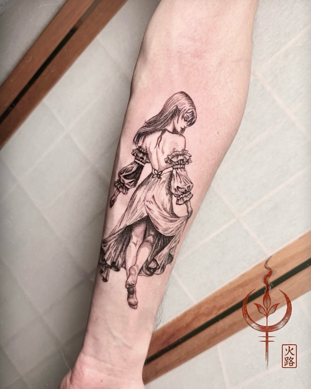 Frauenfigur mit langem Kleid und Blumen