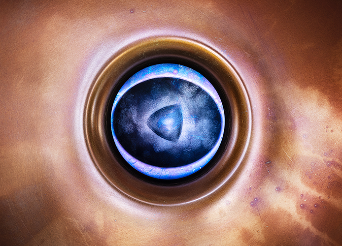 Blick in das Innere einer Handpan mit blau schimmerndem Tonfeld