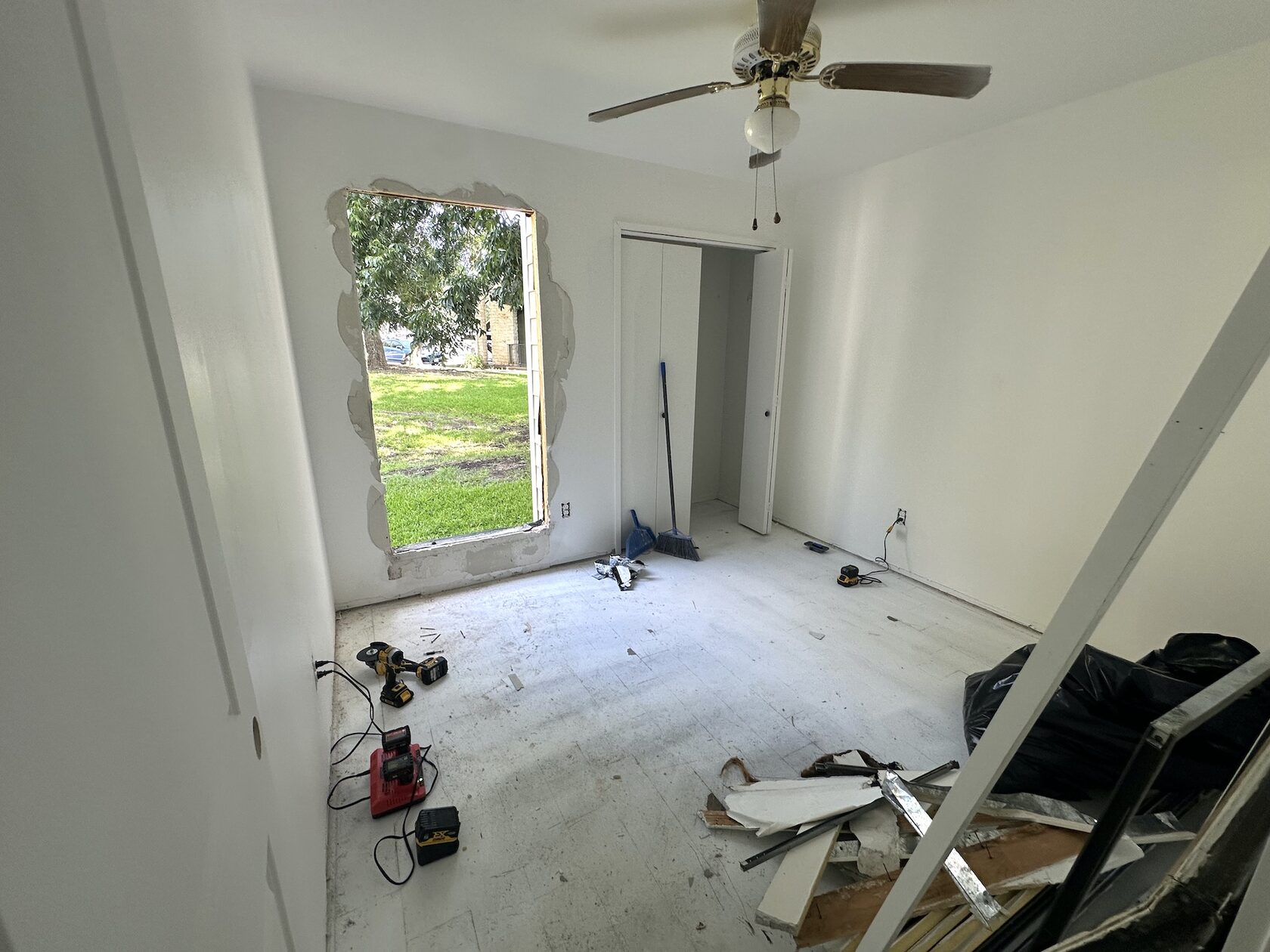 Original condo interior before the complete renovation, photo 1