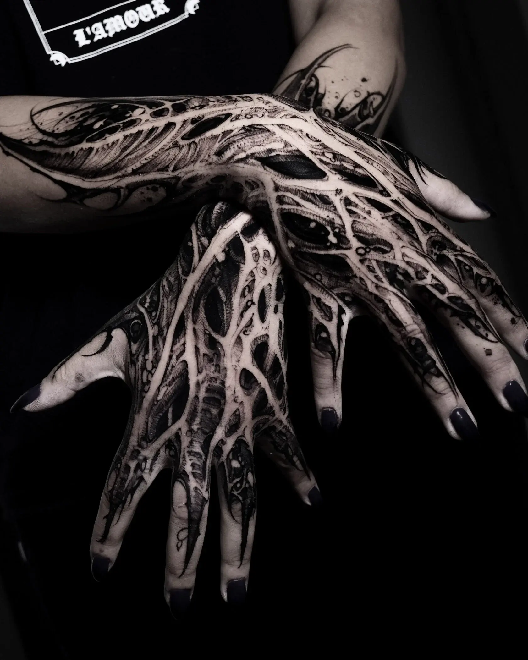Blackwork Tattoo - Brennnessel Tattoo Berlin