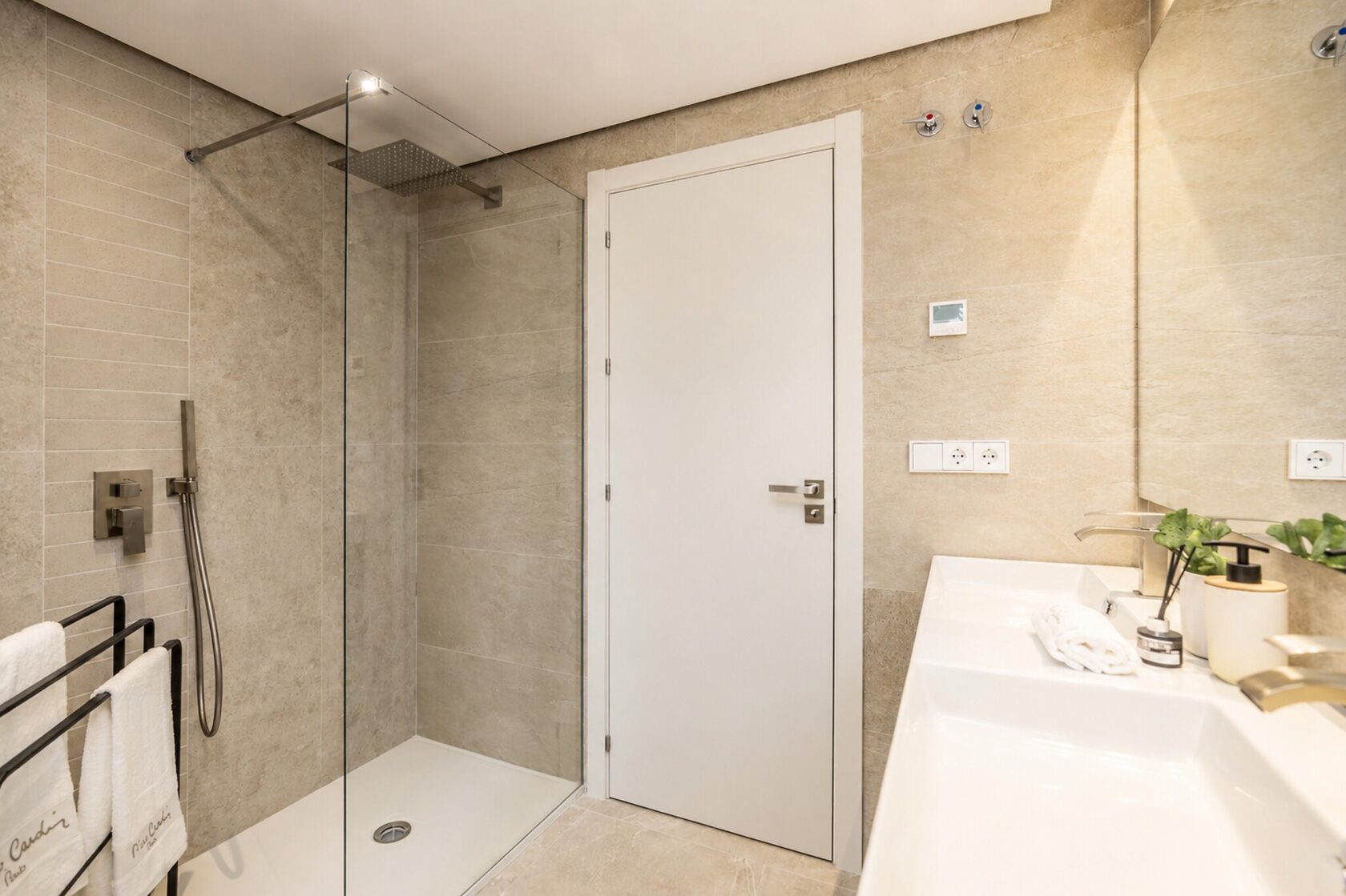 Second bathroom with walk-in shower, visualisation