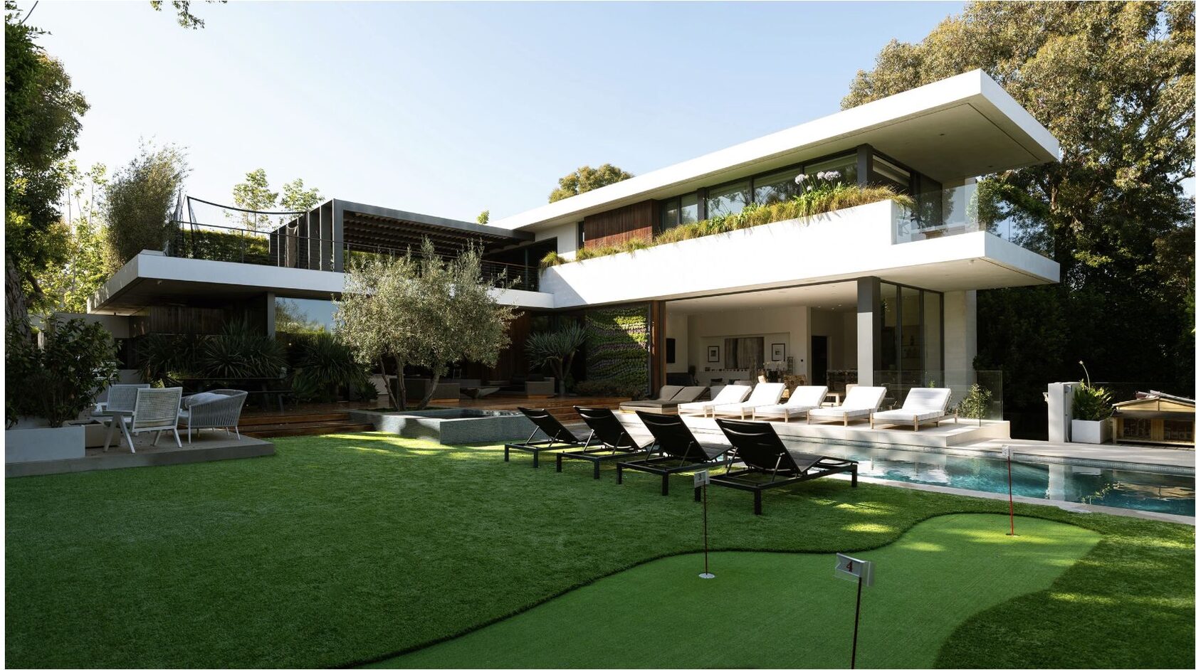 Amalfi Drive backyard, lawn and pool