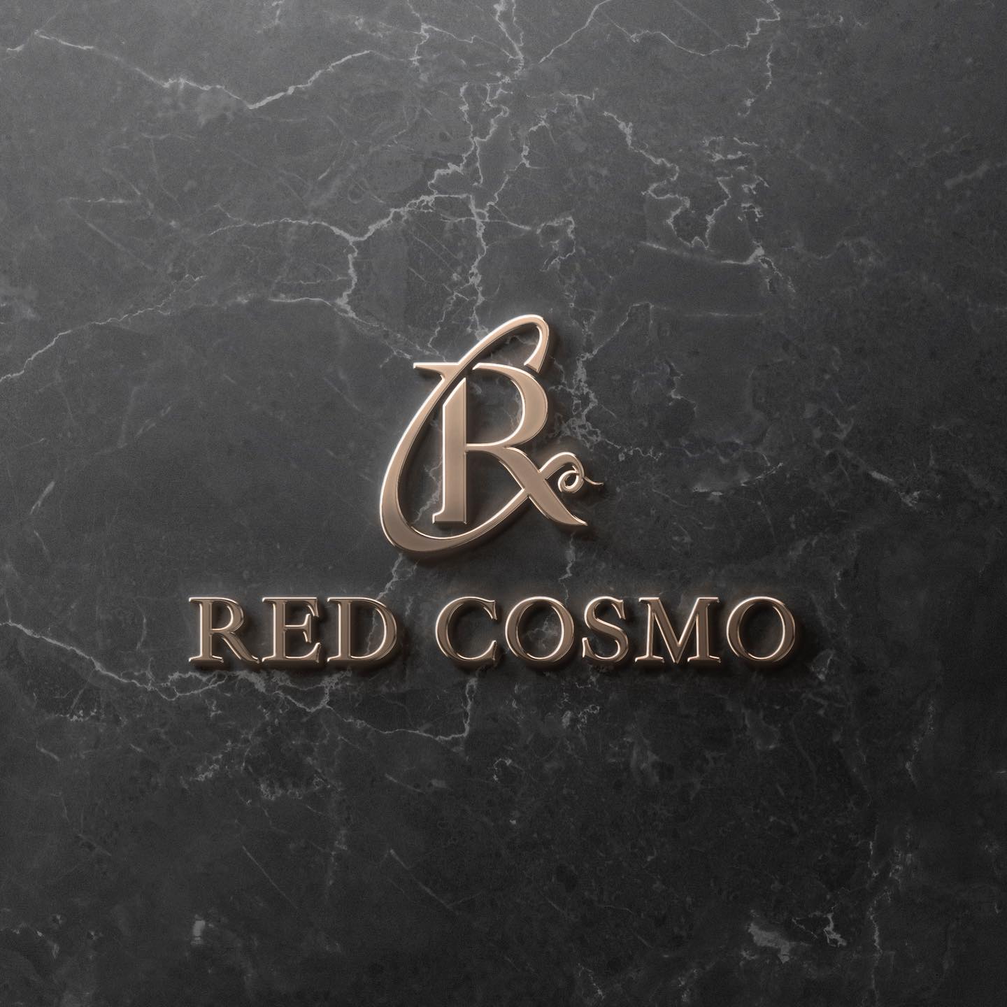 Логотип косметолога Red Cosmo на мармуровому фоні