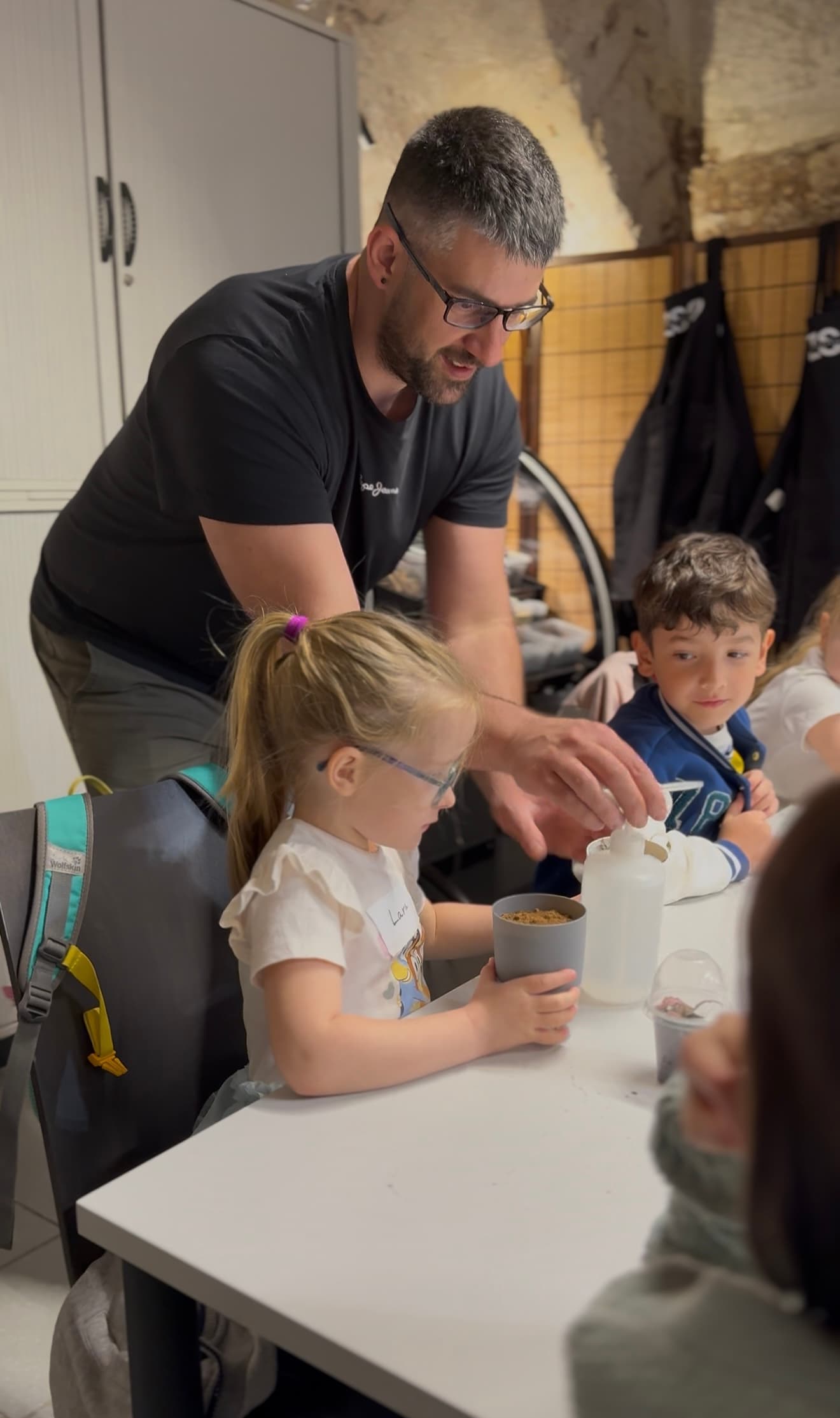 Junge dekoriert sein Biotop mit kleinen Figuren und Pilzen – Kindergeburtstag bei IZSO NaturArt in Lahr