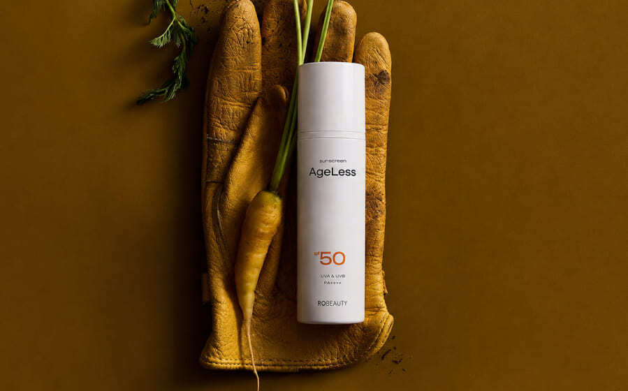 Флакон SPF-50 серед городніх інструментів