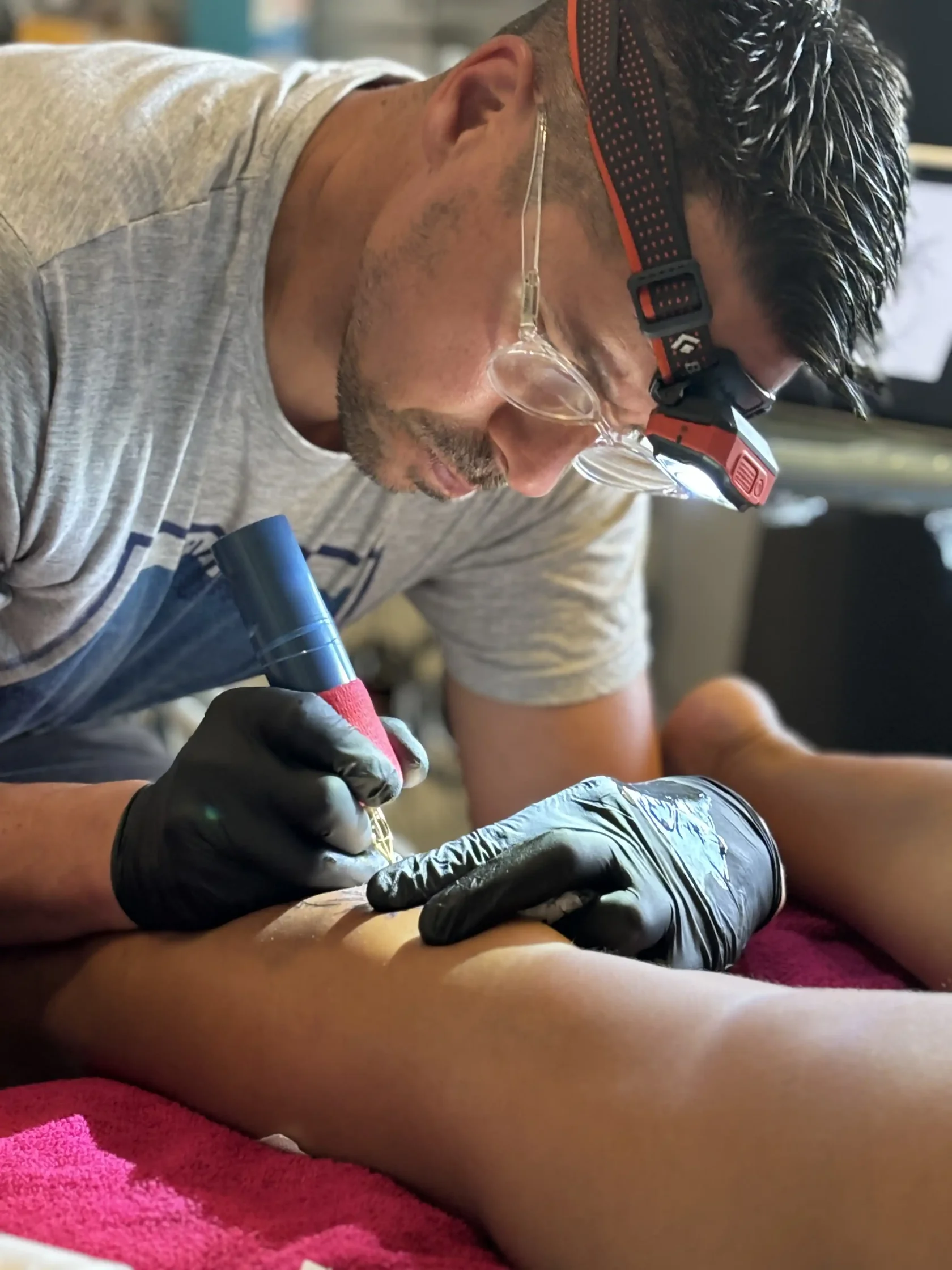 Sébastien, tatoueur du salon Ino-Ink à Gometz-la-Ville (Essonne)