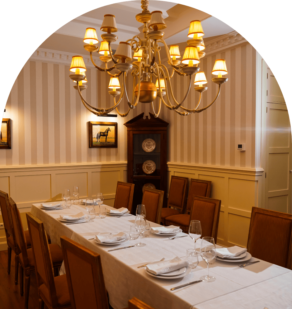 cozy-restaurant-hall