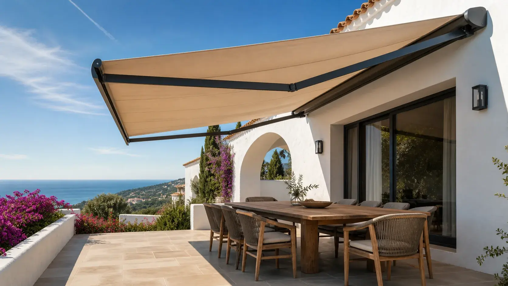 Toldo extensible instalado en una terraza de la Costa del Sol