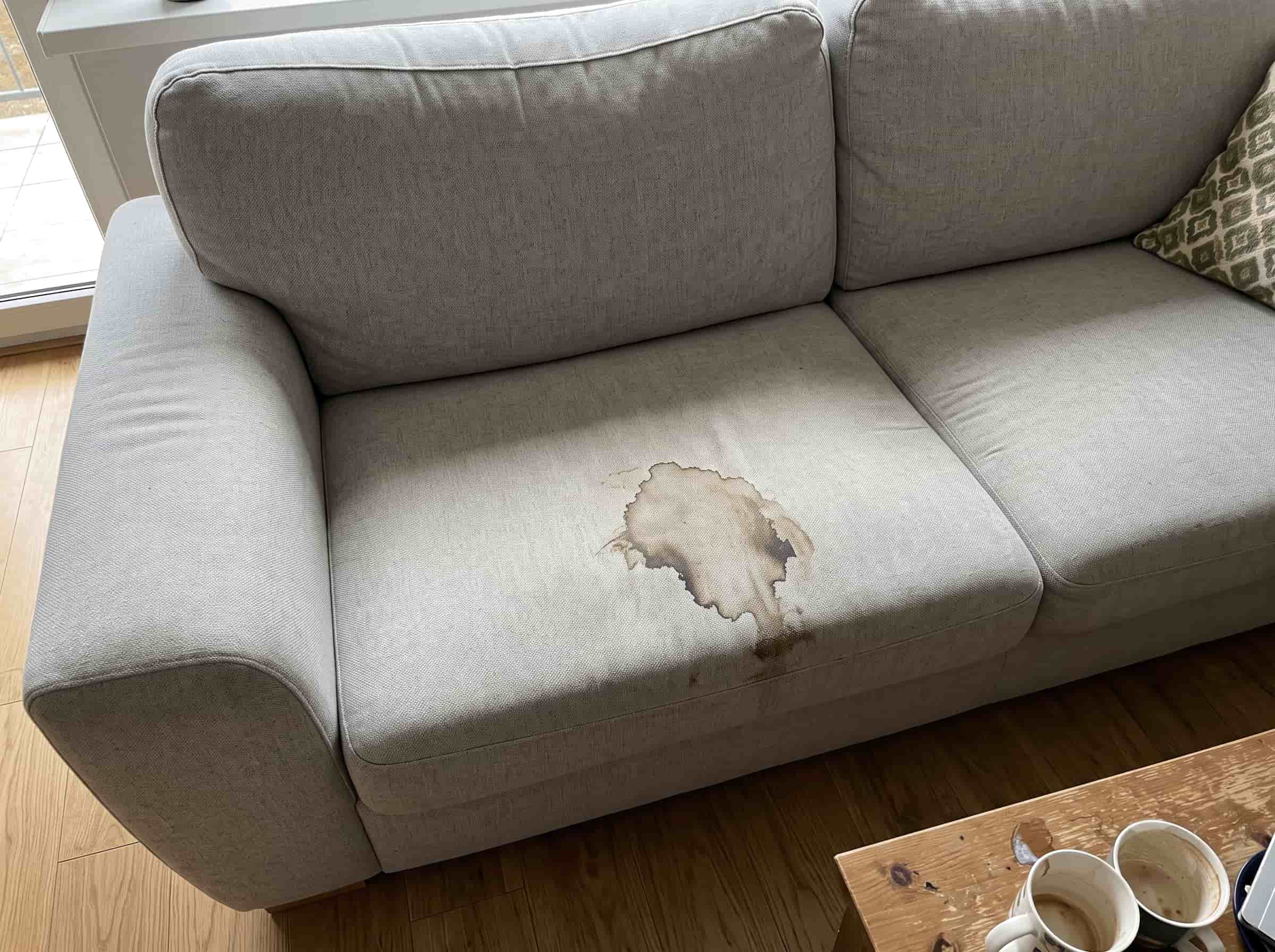 Sofa mit Kaffeefleck – Foto einer Kundenanfrage per WhatsApp