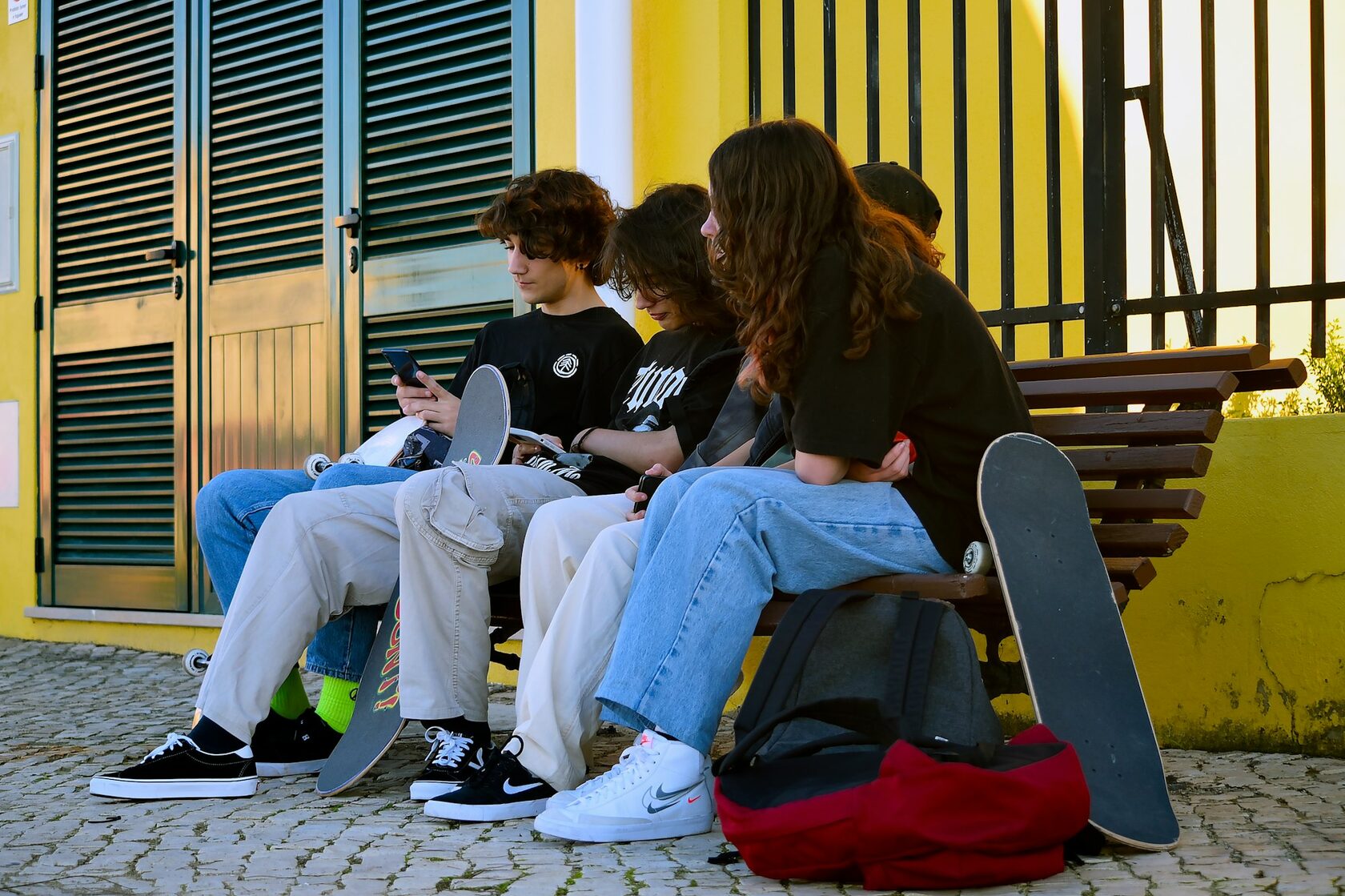 Grupo diverso de adolescentes aprendiendo y colaborando