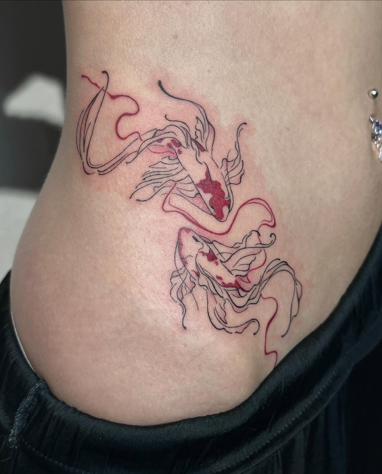 Feiner Drache mit roten Akzenten