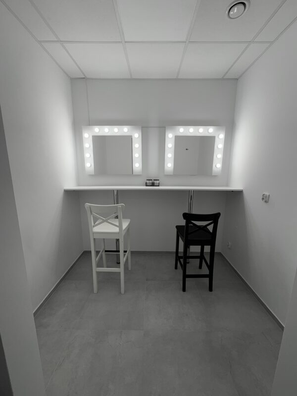 Beauty room w KARIROOM — dwa lustra z oświetleniem do makijażu i przygotowania modeli