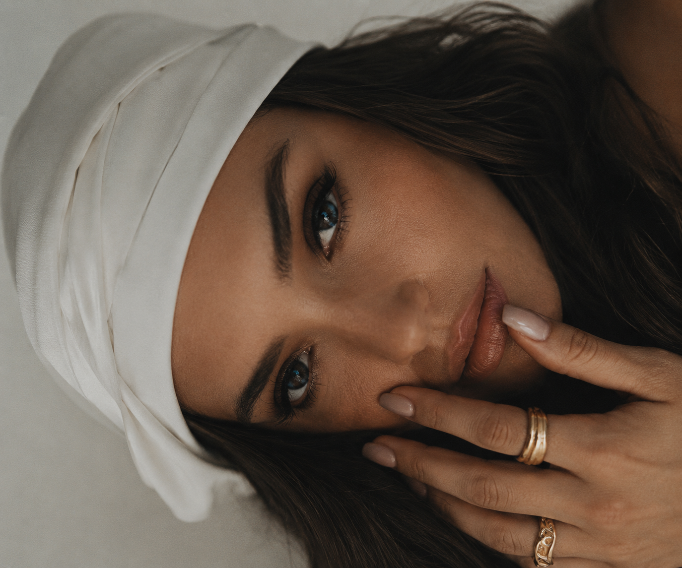 Portret modelki w naturalnym świetle podczas warsztatu portfoliowego KARIROOM
