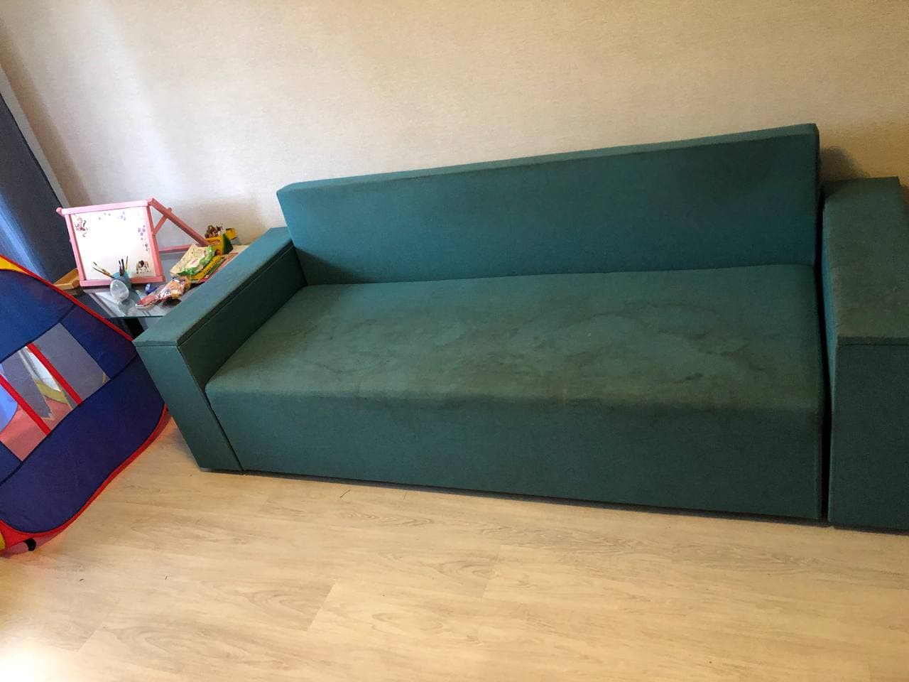 Sofa – Fleckenentfernung – vor der Polsterreinigung in Frankfurt