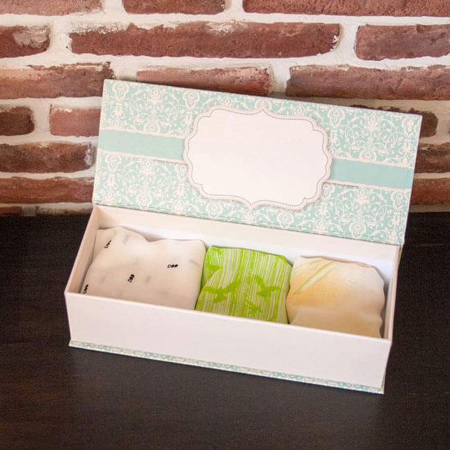 Кутия с дамски шалове - стилен и практичен подарък за жена до 30 лв. 