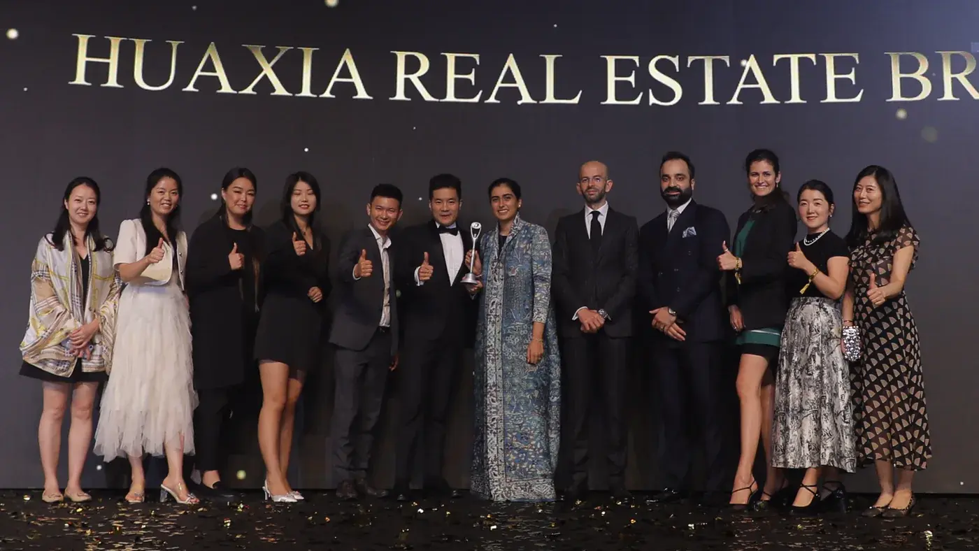 Huaxia Real Estate Broker recognised on stage at a Dubai awards night