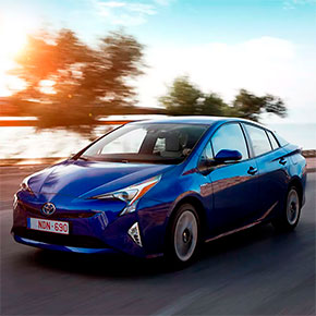 Blue Toyota Prius automobilio nuoma Vilniuje