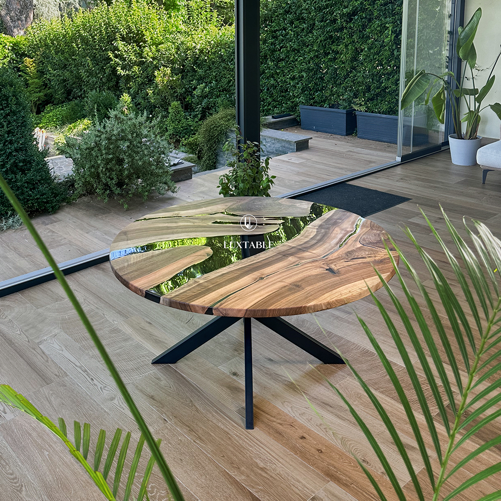 TAVOLO ROTONDO DA PRANZO BROOKE IN NOCE EUROPEO E RESINA FUMÈ LUCIDA